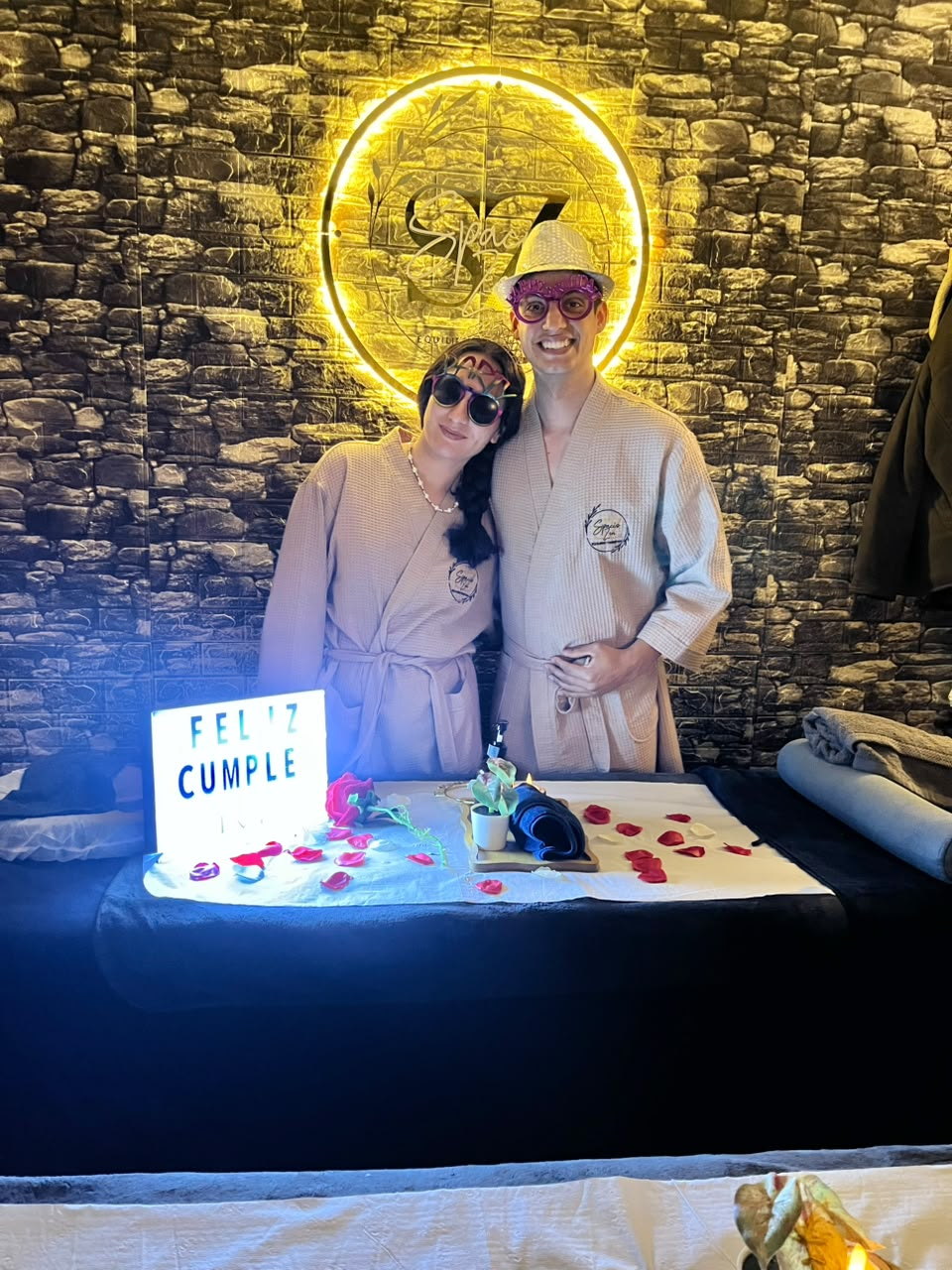 Pareja celebrando cumpleaños en Spacio Zen